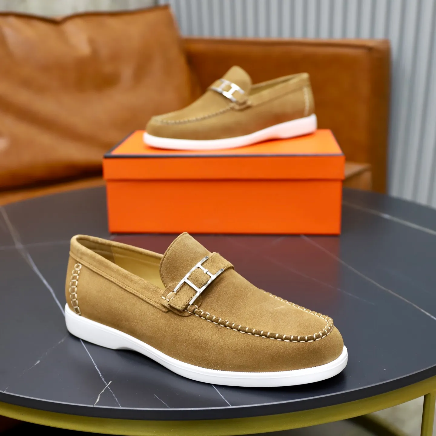 Ex-factory price: 540💰Hermès/Hermès slip-on men's shoes. This shoe is made of imported cow suede leather, with simple and smooth lines, and a 3CM rubber foam ultra-light sole combined with aerodynamic design! Youthful and fashionable, H button decoration, contrasting leather embellishment on the heel, calf lining to gently wrap your feet, with embossed logo cowhide feet, leather rock strips, casual and urban style, highlighting youthful vitality, sports and leisure version, super versatile Size number: 38-39-40-41-42-43-44 Standard leather shoe size (45 can be customized but does not support returns)